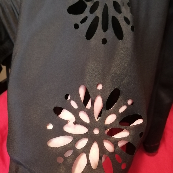 Flowly top with cut out design - Picture 6 of 7